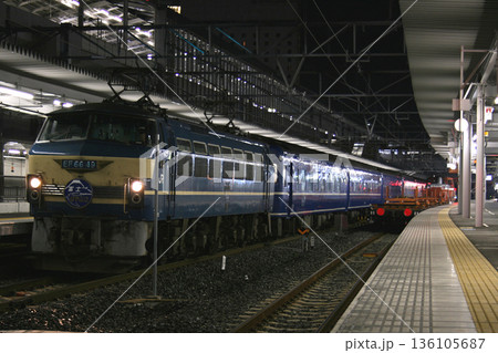 山陽本線岡山駅に停車中の寝台特急富士・はやぶさ号とレール輸送列車 136105687