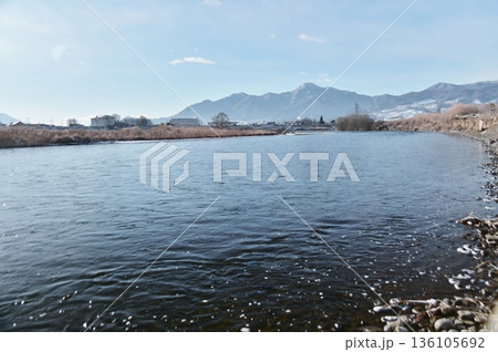 冬の晴れた朝の青い色の川面の千曲川 136105692