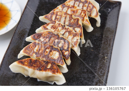 焼き餃子 焼き餃子 136105767