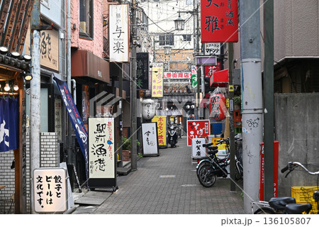 【東京都中野区】中野駅北口の飲食店街・五番街商店会の風景 【東京都中野区】中野駅北口の飲食店街・五番街商店会の風景 136105807