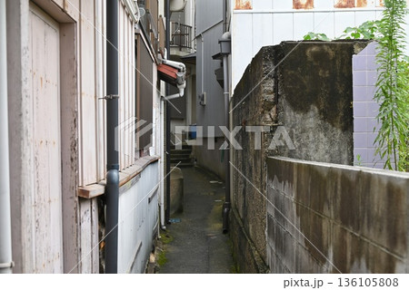 【東京都杉並区】高円寺界隈 住宅街の狭い路地裏 【東京都杉並区】高円寺界隈 住宅街の狭い路地裏 136105808