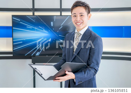 笑顔で伝える男性 136105851