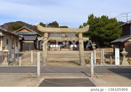 塩飽諸島 本島の泊海岸前の烏神社（香川県丸亀市） 136105909
