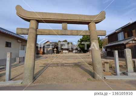 塩飽諸島 本島の泊海岸前の烏神社（香川県丸亀市） 136105910