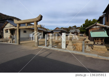塩飽諸島 本島の泊海岸前の烏神社（香川県丸亀市） 136105911