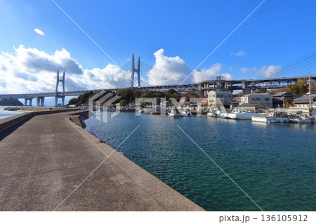 岩黒島内の岩黒漁港と瀬戸大橋（与島方面） 136105912