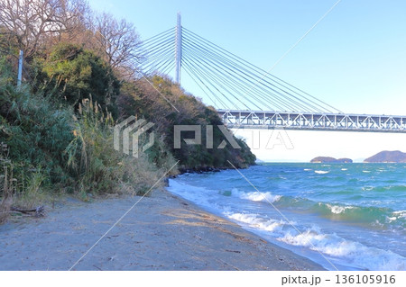 岩黒島のルーツ、黒い閃緑岩が転がる黒浜海岸（塩飽諸島 岩黒島） 136105916