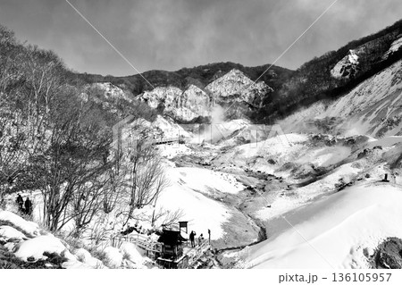 冬晴れの「登別地獄谷」雪化粧した山肌「第二展望台」より 136105957