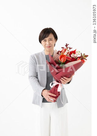 花束を持つ女性 136105973