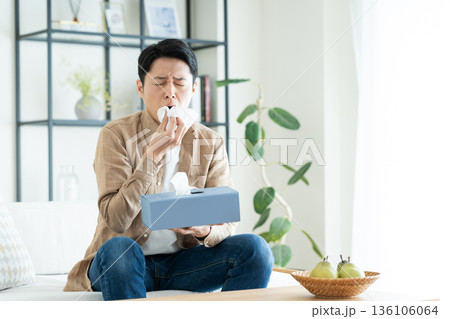 花粉症のミドルの男性 136106064