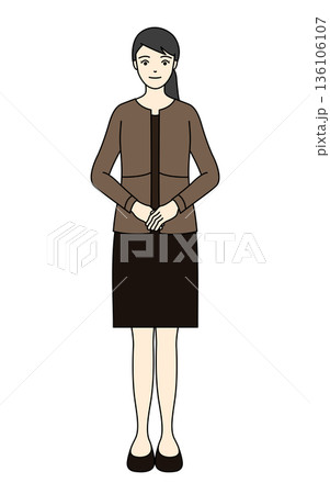 茶色の制服で手を前で組み丁寧に接客する女性店員 136106107