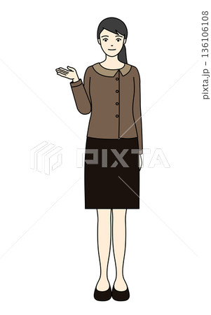 ブラウンの制服で片手を差し出し優しく案内する受付女性 136106108