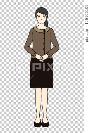 落ち着いた茶色の制服で前を合わせ丁寧に立つ女性スタッフ 136106109