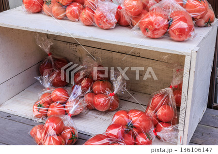 日本の田舎風景｜道路沿いのトマト無人販売所 136106147