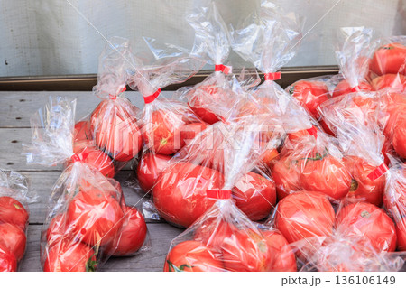 日本の田舎風景｜道路沿いのトマト無人販売所 136106149