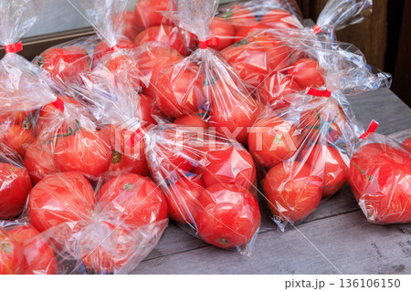 日本の田舎風景｜道路沿いのトマト無人販売所 136106150