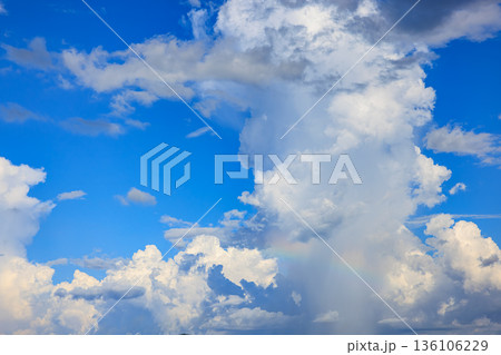 夏の青空と巨大な積乱雲に現れた虹 136106229