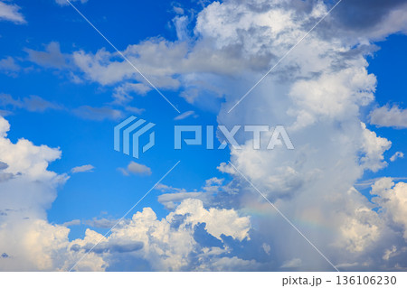 夏の青空と巨大な積乱雲に現れた虹 136106230