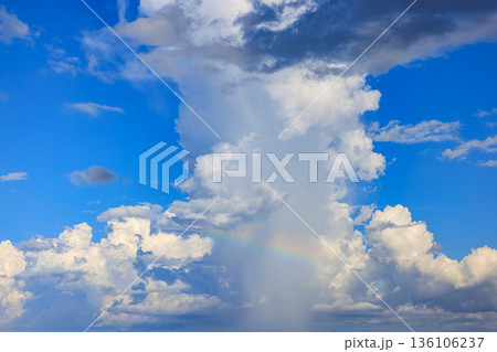 夏の青空と巨大な積乱雲に現れた虹 夏の青空と巨大な積乱雲に現れた虹 136106237
