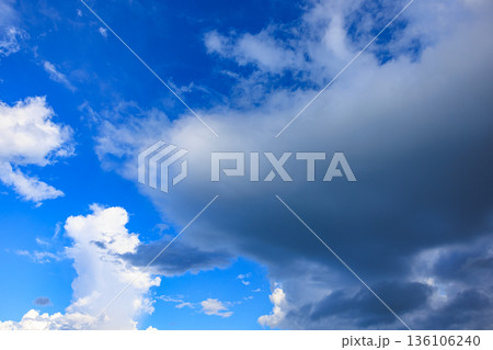 夏の青空と巨大な積乱雲に現れた虹 夏の青空と巨大な積乱雲に現れた虹 136106240