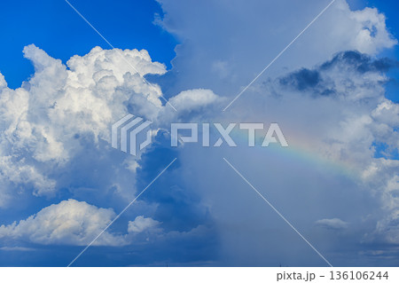 夏の青空と巨大な積乱雲に現れた虹 夏の青空と巨大な積乱雲に現れた虹 136106244