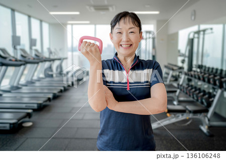 運動する女性 運動する女性 136106248