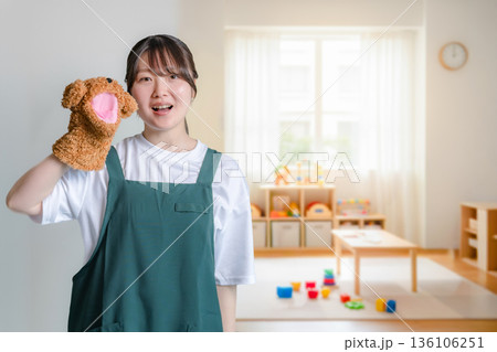 人形とエプロン女性 人形とエプロン女性 136106251