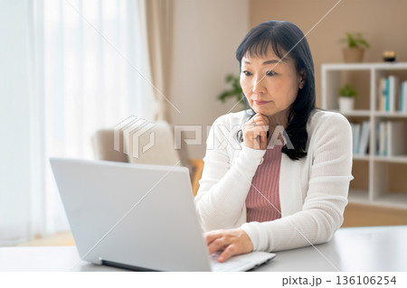 PCと考える女性 136106254