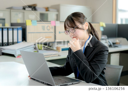 PCと考える女性 PCと考える女性 136106256