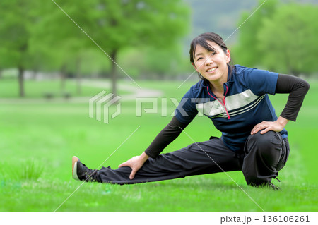運動する女性 136106261
