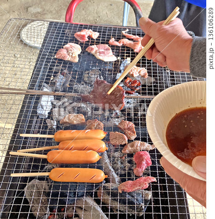 バーベキュー 136106289