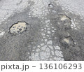 壊れたアスファルト 136106293