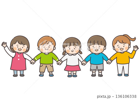 笑顔で手をつなぐ五人の子供たち 笑顔で手をつなぐ五人の子供たち 136106338