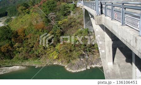 アーチ橋と渓谷の紅葉風景 アーチ橋と渓谷の紅葉風景 136106451