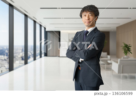 腕組したビジネスマンと綺麗なオフィス 腕組したビジネスマンと綺麗なオフィス 136106599