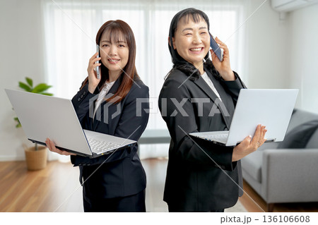 笑顔の女性と部屋 136106608