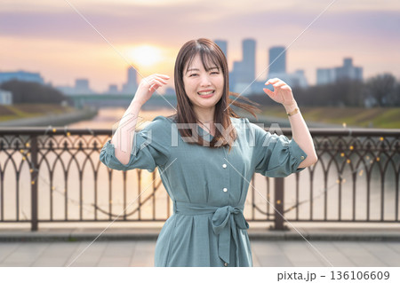 夕暮れ時と美しい女性 136106609