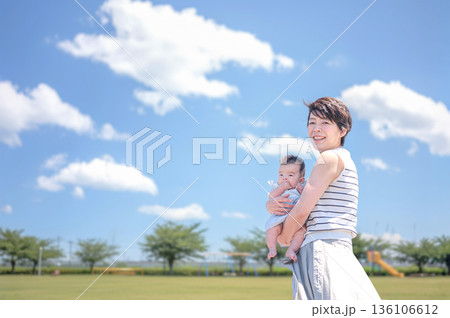公園と青空と親子 公園と青空と親子 136106612