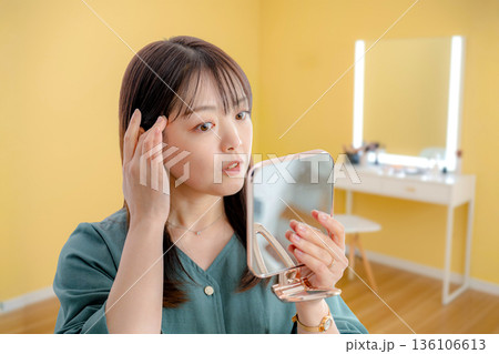 肌を気にする女性 136106613