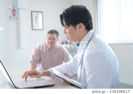 診断する医師と患者 診断する医師と患者 136106617