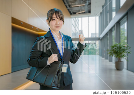 働く若い女性 働く若い女性 136106620