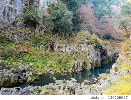 高千穂峡の屏風岩と柱状節理の断崖 宮崎県高千穂町 高千穂峡の屏風岩と柱状節理の断崖 宮崎県高千穂町 136106637