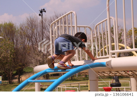 子供の公園遊び 136106641