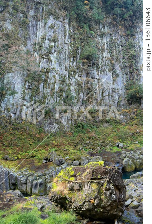 高千穂峡の遊歩道から観る鬼八の力石と屏風岩の断崖　宮崎県高千穂町 136106643