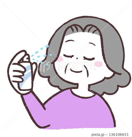 顔にスプレーかけるシニア女性のイラスト 136106651