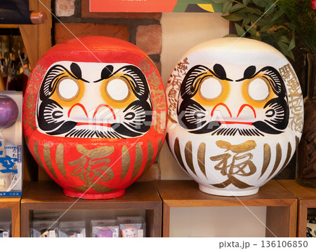 紅白のダルマのペア 136106850