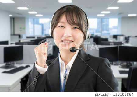 笑顔のオペレーター 136106864