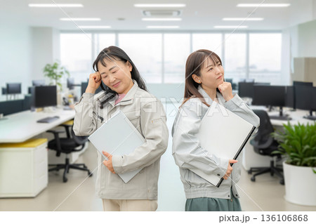 考える作業服女性たち 136106868