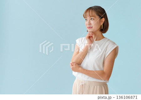悩む女性 136106871