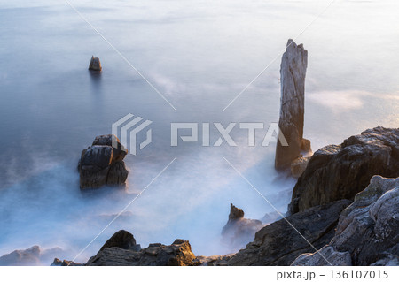 巨釜半造 折石と海霧に包まれる朝日の奇岩景観 136107015